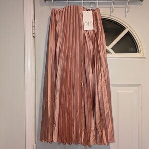 Zara NWT Pink Satin Effect Pleated Midi Skirt – Size XS (0–2)